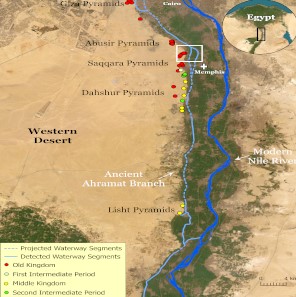 يوضح
الخط الأزرق كيف كان فرع النيل القديم يلتف على طول مواقع العديد من الأهرامات